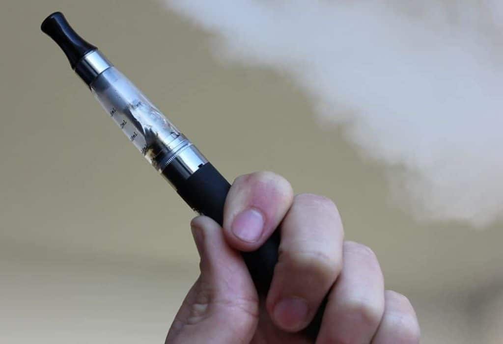 A man holding a vape pen, by lindsayfox via Pixabay