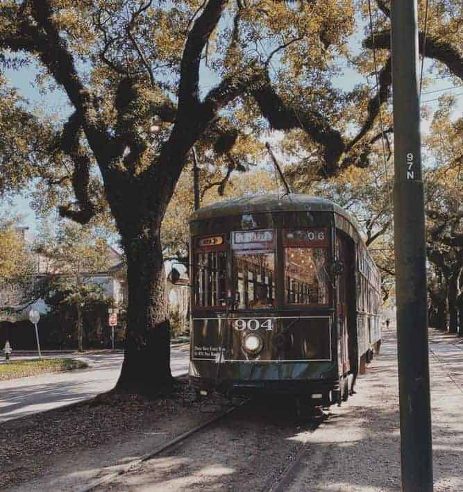 A streetcar, by Chelsea Audibert via Unsplash