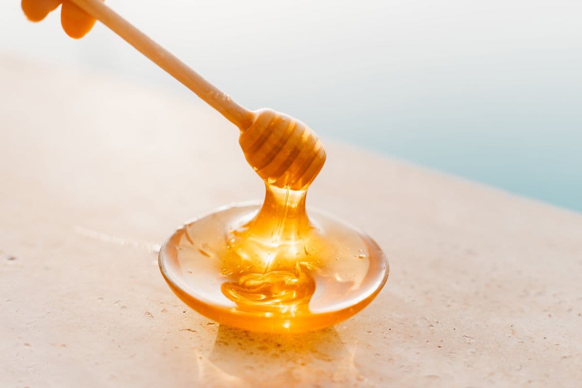 A bowl of honey, by Roman Odintsov via Pexels