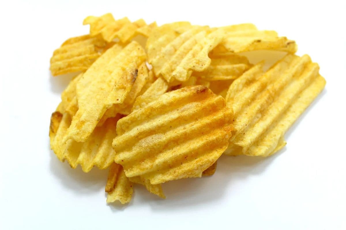 Potato chips atop a white background, by 41330 via Pixabay