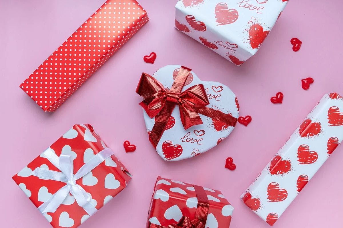 A selection of Valentine's Day gifts by waichi2021 via Pixabay