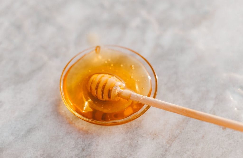 A bowl of honey, by Roman Odintsov via Pexels