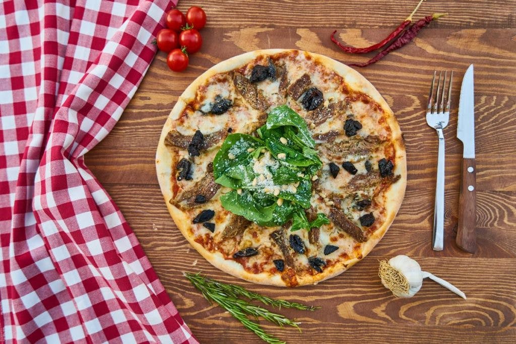 A fresh-baked pizza, by Engin Akyurt, via Pexels