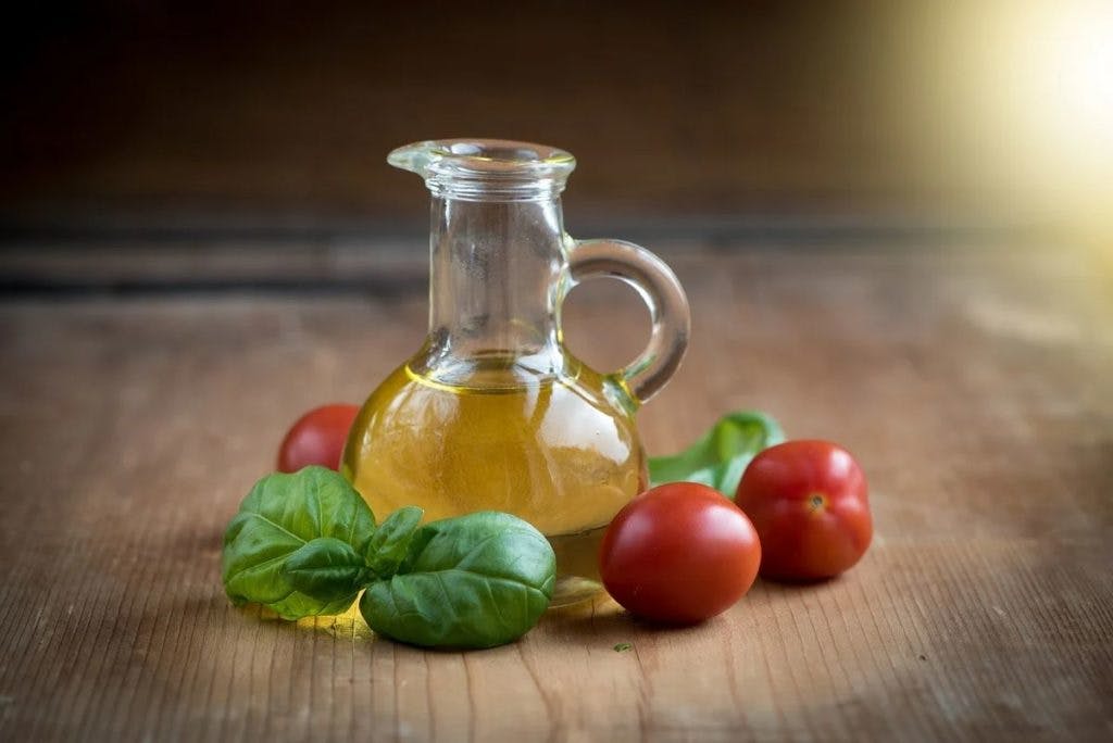 Olive oil, tomatoes and basil, by Pezibear via Pixabay