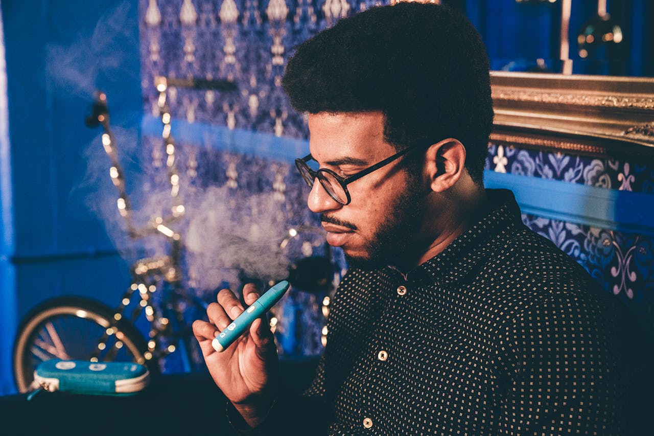 Man vaping with a blue G Pen Micro+